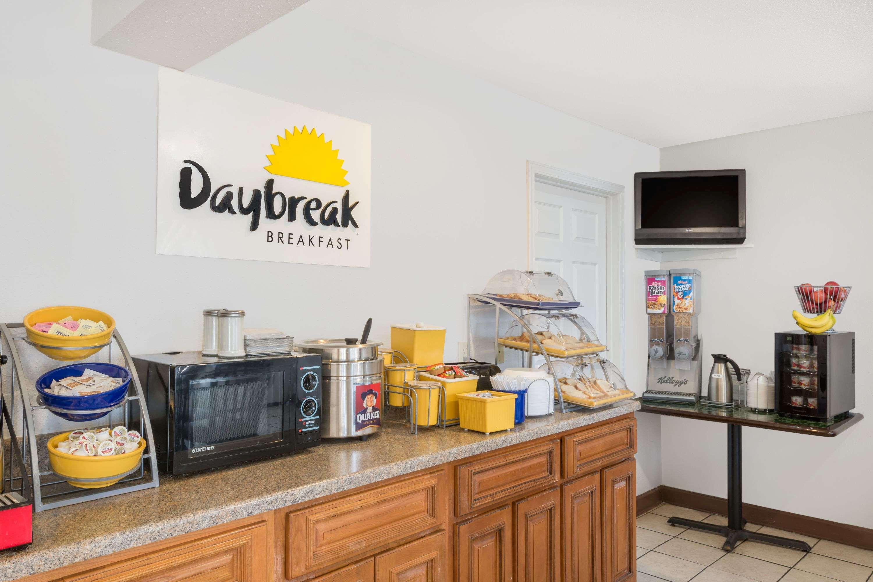 Days Inn By Wyndham Mt. Sterling Маунт Стърлинг Екстериор снимка